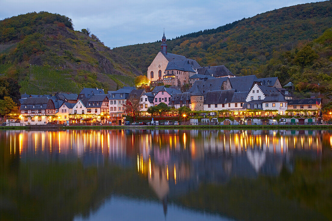 Blick auf Beilstein an der Mosel, Abendlicht, Rheinland-Pfalz, Deutschland, Europa