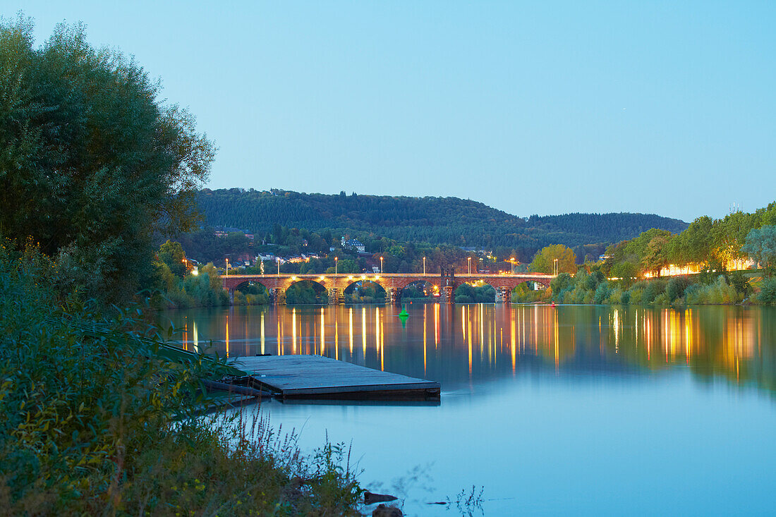 Mosel mit alter Römerbrücke in Trier, Rheinland-Pfalz, Deutschland, Europa