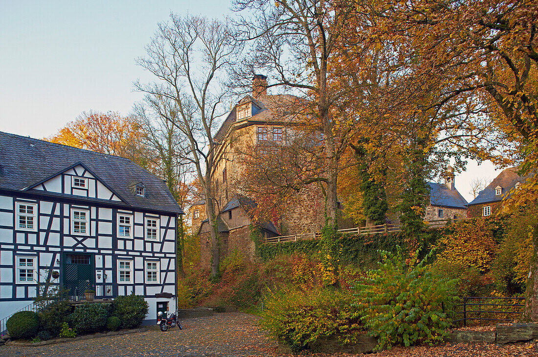 Fachwerkhaus, Schloß Schönstein, Wissen, Westerwald, Rheinland-Pfalz, Deutschland, Europa