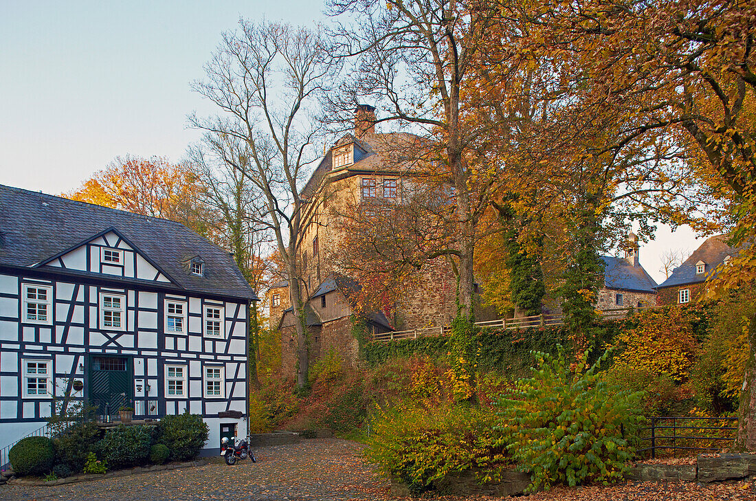Half-timbered house and Schloß Schoenstein castle, Wissen, Westerwald, Rhineland-Palatinate, Germany, Europe