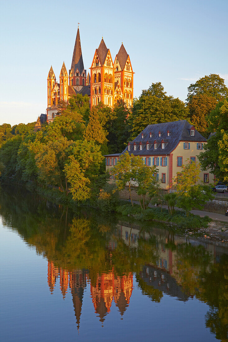 Blick von der Alten Lahnbrücke über die Lahn zum Limburger Dom, St. Georgs - Dom, Limburg, Lahn, Westerwald, Hessen, Deutschland, Europa