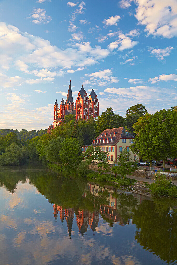 View from the Alte Lahnbruecke bridge across the river Lahn towards Limburg cathedral, St. Georgs Cathedral, Limburg, Lahn, Westerwald, Hesse, Germany, Europe