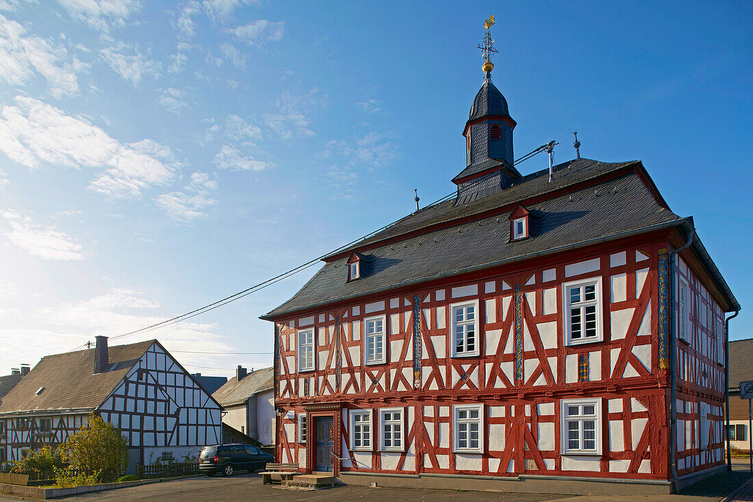 Rathaus Rehe, Ehemalige Volksschule mit Beetsaal, 1741 erbaut von Johann Heinrich Manderbach, Westerwald, Rheinland-Pfalz, Deutschland, Europa