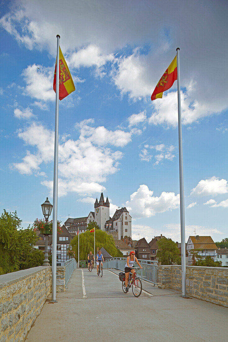Diez on river Lahn, Diez castle seen across the old bridge, Westerwald, Rhineland-Palatinate, Germany, Europe