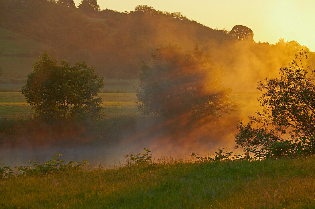Sonnenaufgang an der Lahn bei Diez, Westerwald, Rheinland-Pfalz, Deutschland, Europa