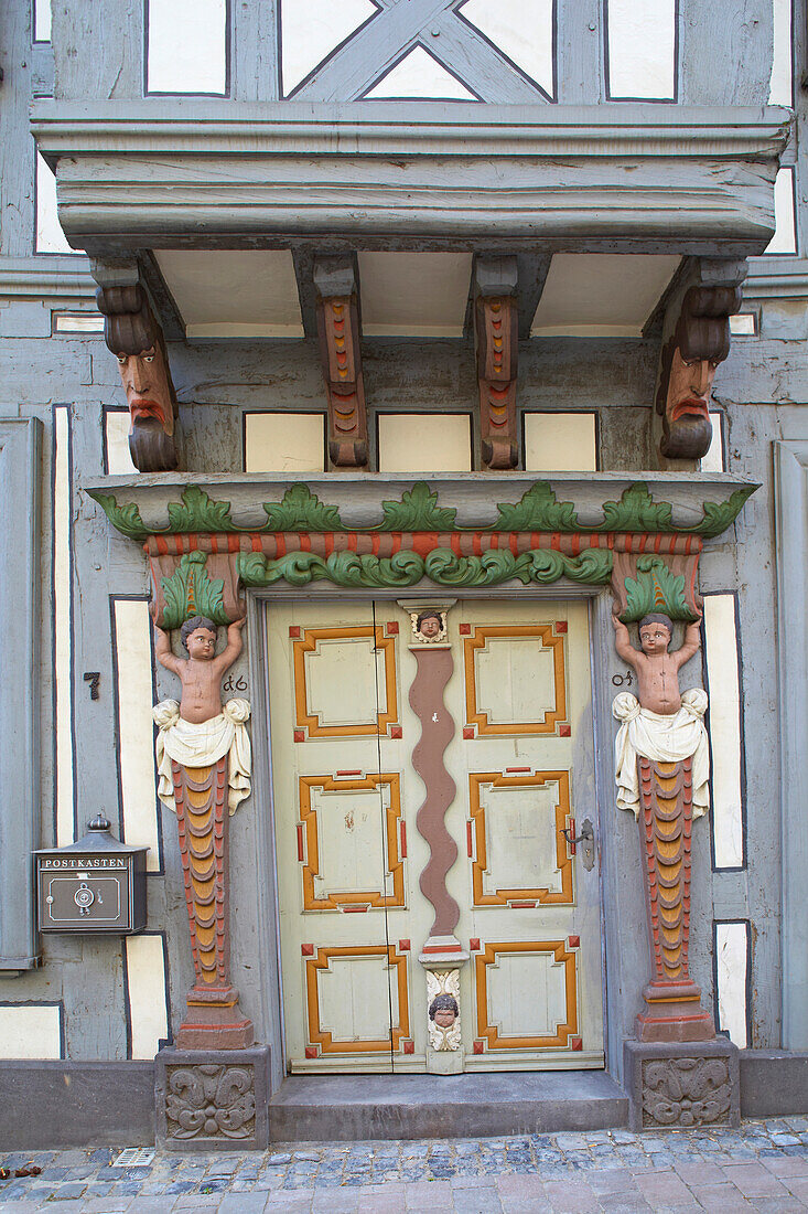 Fachwerkhaus in der Altstadt von Hadamar, Hermenportal, Haus Ohlenschläger in der Borngasse 7, Westerwald, Hessen, Deutschland, Europa