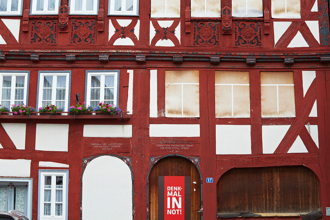 Doppelhaus Kornmarkt 15-17 von 1617, Fachwerkhaus, Denkmal in Not, Herborn, Westerwald, Hessen, Deutschland, Europa