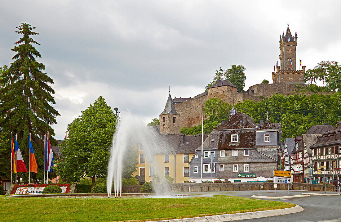 Blick auf den Schloßberg mit Festung, Stadtkirche(1491), Wilhelmsturm (1872-75), Dillenburg, Westerwald, Hessen, Deutschland, Europa