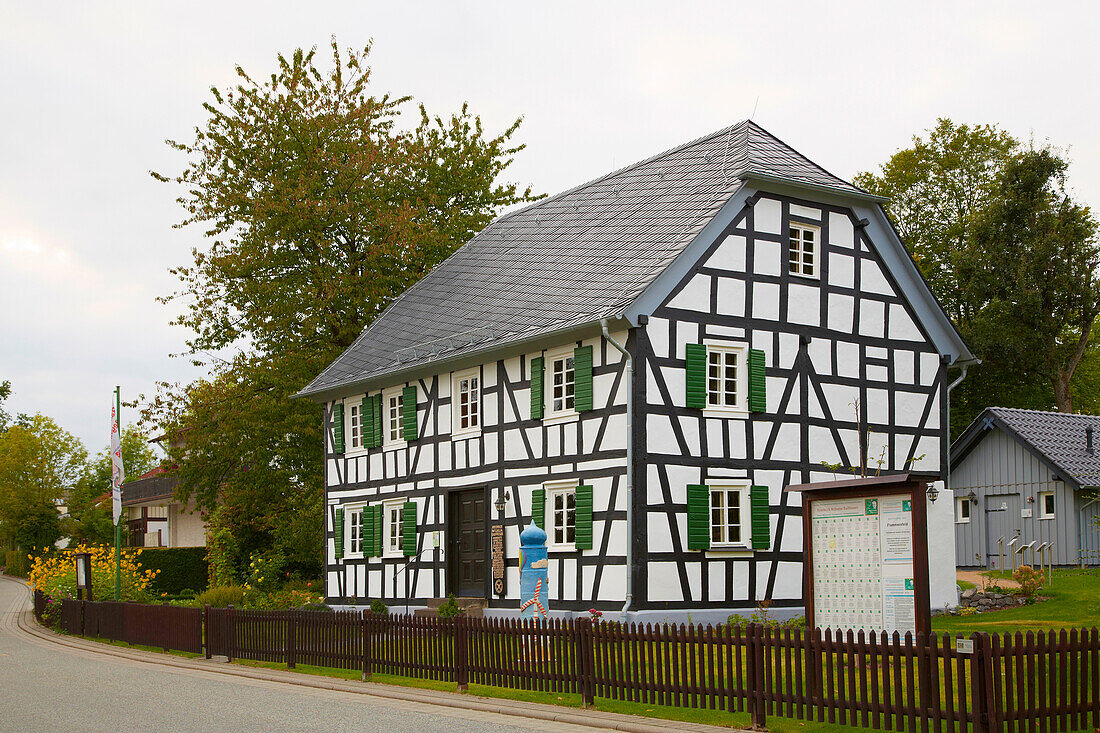 Raiffeisenhaus, Friedrich Wilhelm Raiffeisen (1818-1888), 1846-47 Gründer des Brodvereins, Flammersfeld, Westerwald, Rheinland-Pfalz, Deutschland, Europa