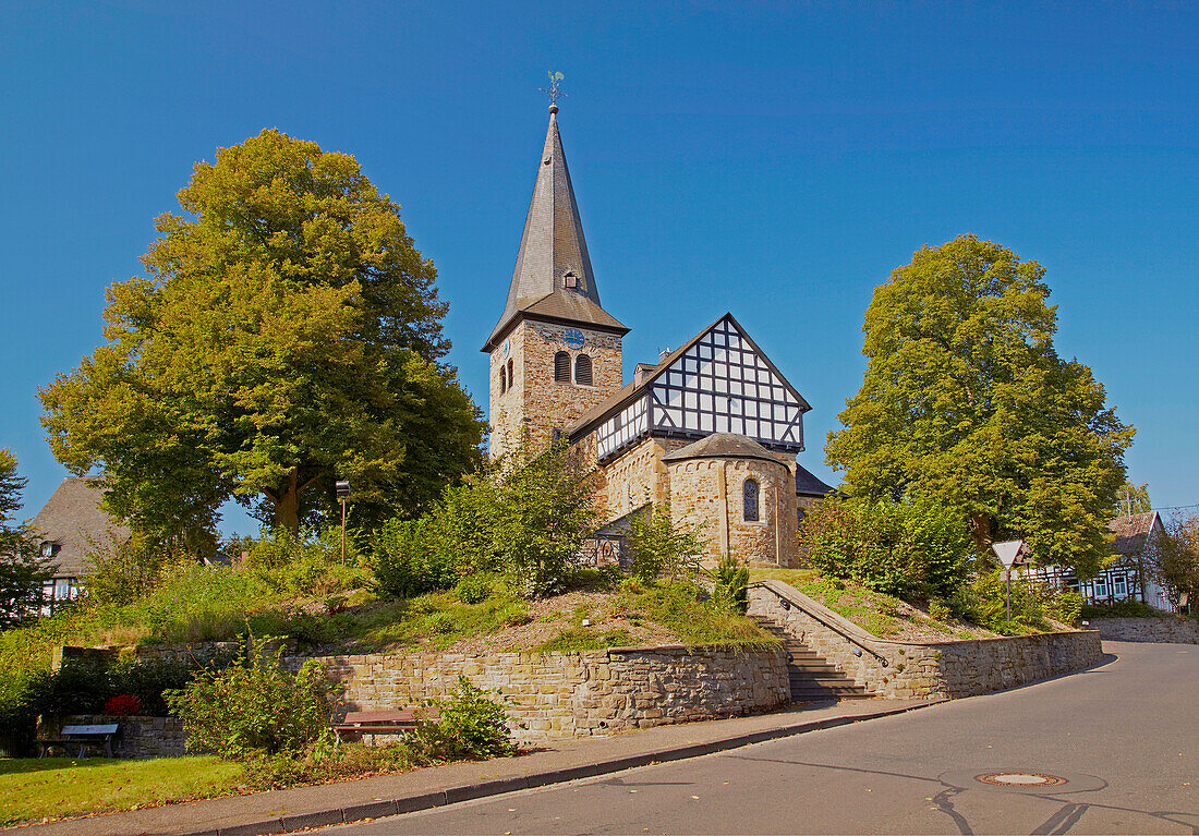 Romanische Kirche (um 1200) in Mehren bei Altenkirchen, Westerwald, Rheinland-Pfalz, Deutschland, Europa