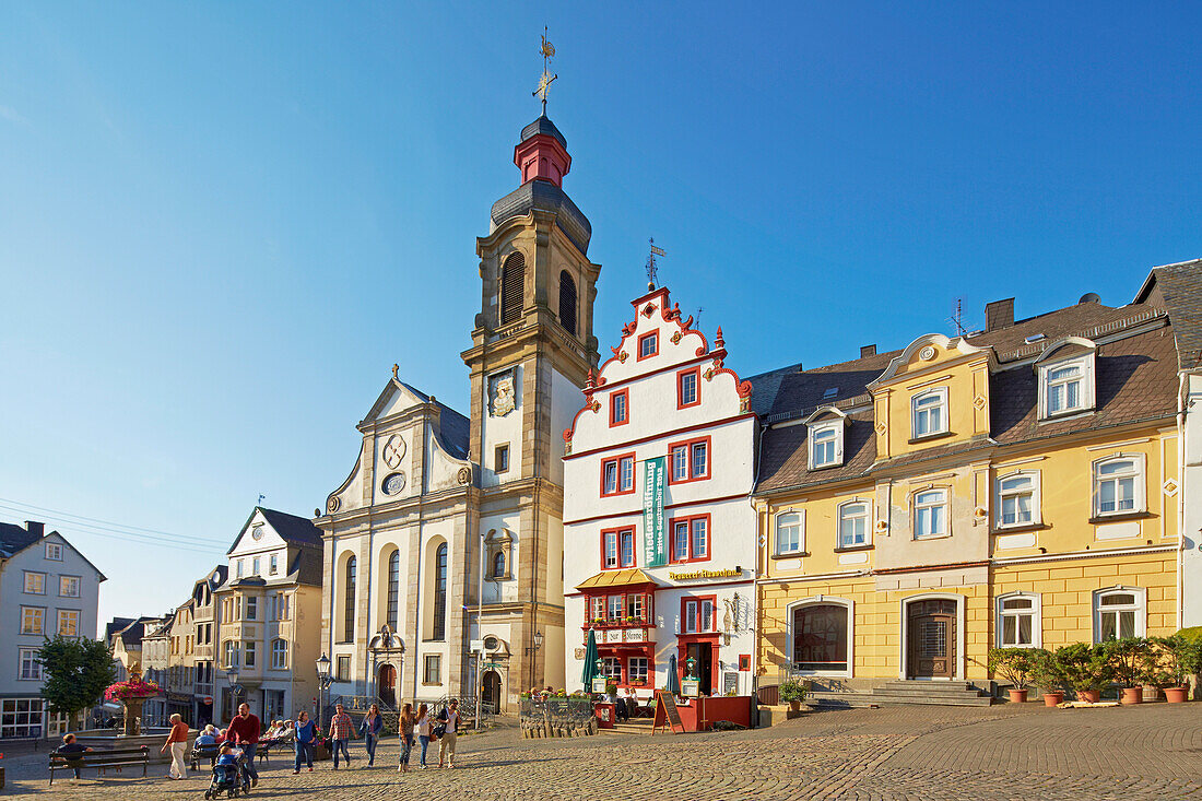 Kirche Maria Himmelfahrt und Steinernes Haus am Alten Markt, Renaissancebau mit dreiseitigem Erker, Ältestes steinernes Gasthaus Deutschlands, Hachenburg, Westerwald, Rheinland-Pfalz, Deutschland, Europa