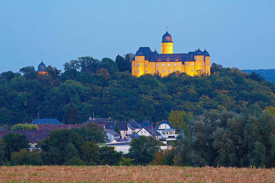 Schloß Montabaur im Abendlicht, Schulungszentrum der Raiffeisen- und Volksbanken, Montabaur, Westerwald, Rheinland-Pfalz, Deutschland, Europa