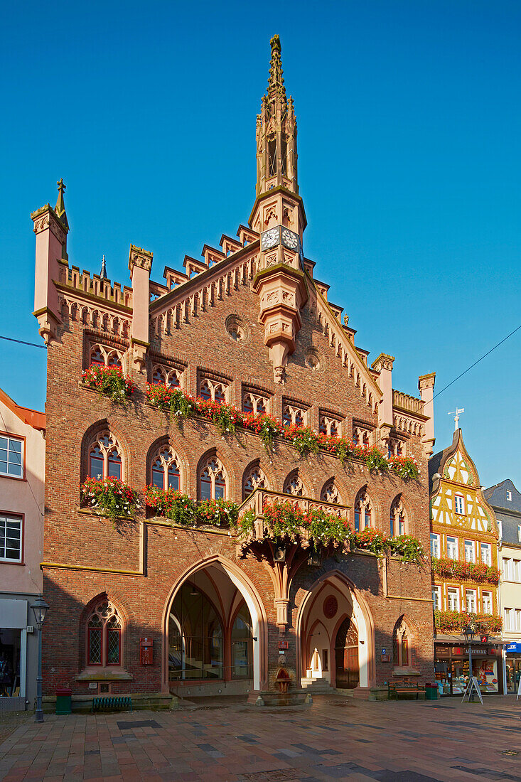 Neugotisches Rathaus am Großen markt, Altstadt von Montabaur, Westerwald, Rheinland-Pfalz, Deutschland, Europa