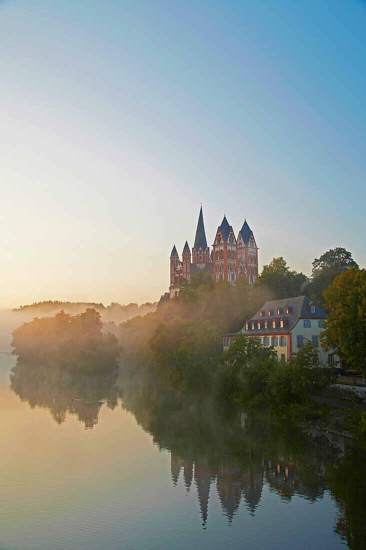 Blick von der Alten Lahnbrücke über die Lahn zum Limburger Dom, St. Georgs - Dom, Limburg, Westerwald, Hessen, Deutschland, Europa