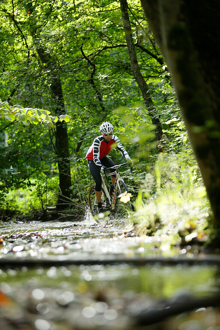 Mann bei einer Cyclocross-Tour im Herbst, Oberambach, Münsing, Bayern, Deutschland