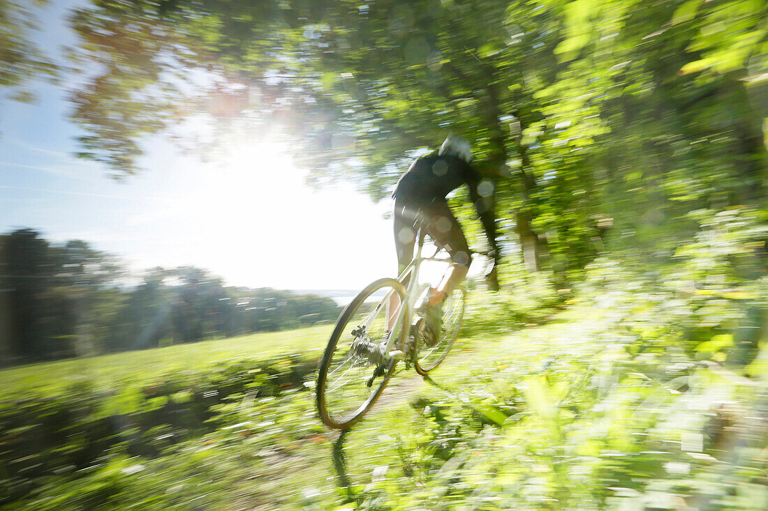 Mann bei einer Cyclocross-Tour im Herbst, Oberambach, Münsing, Bayern, Deutschland