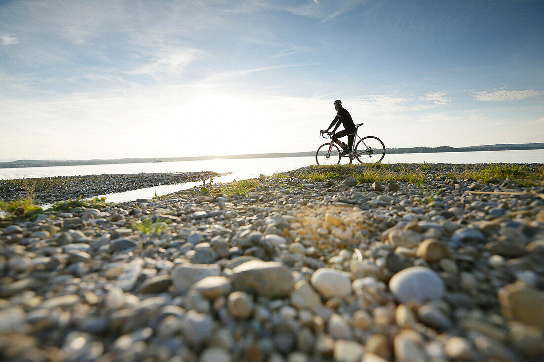 Man cyclocross touring in autumn, Lake Starnberg, Ambach, Munsing, Bavaria, Germany