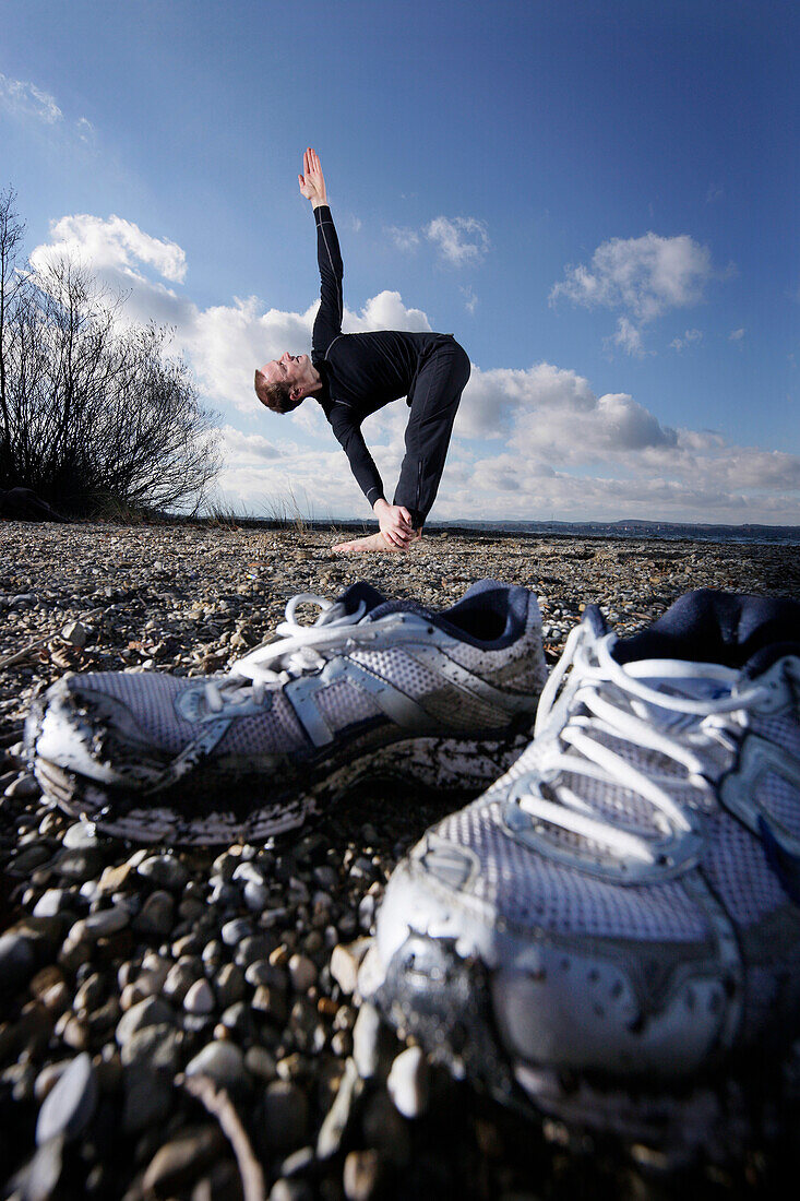 Läufer macht Yogaübungen, Ambach, Münsing, Bayern, Deutschland