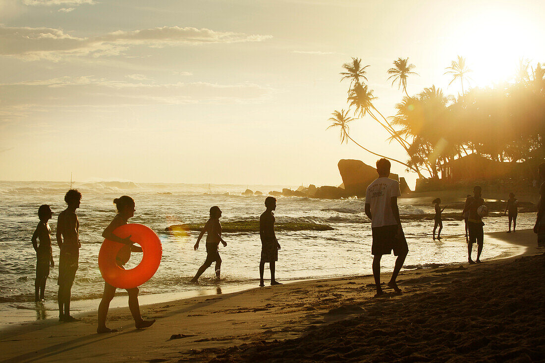 Personen am Strand von Unawatuna, Galle Distrikt, Südprovinz, Sri Lanka