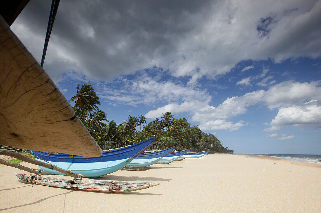 Fischerboote am Strand, Tangalle, Hambantota, Südprovinz, Sri Lanka