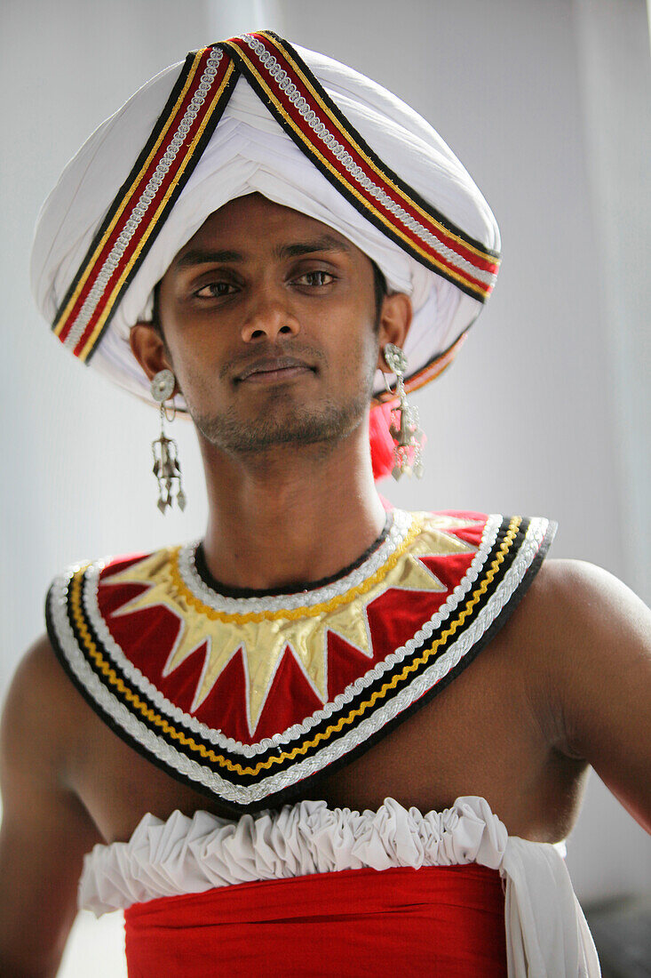 Mann in traditioneller Kleidung, Kandy, Zentralprovinz, Sri Lanka