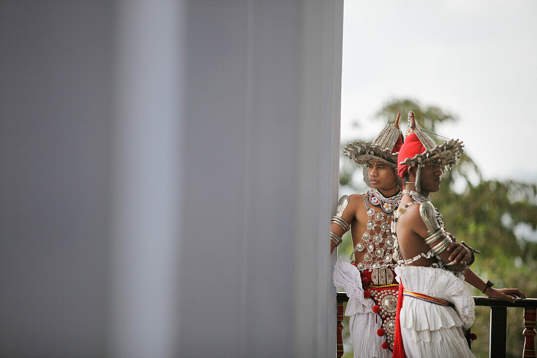Männer in traditionellen Kostümen, Kandy, Zentralprovinz, Sri Lanka