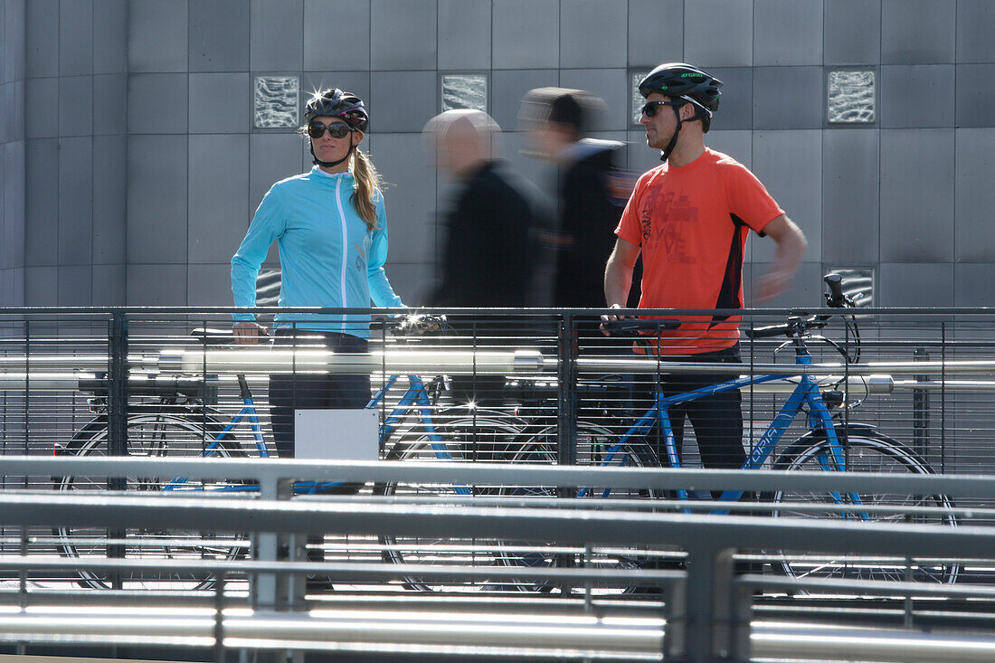 E-Bike Fahrer auf einer Brücke, München, Bayern Deutschland