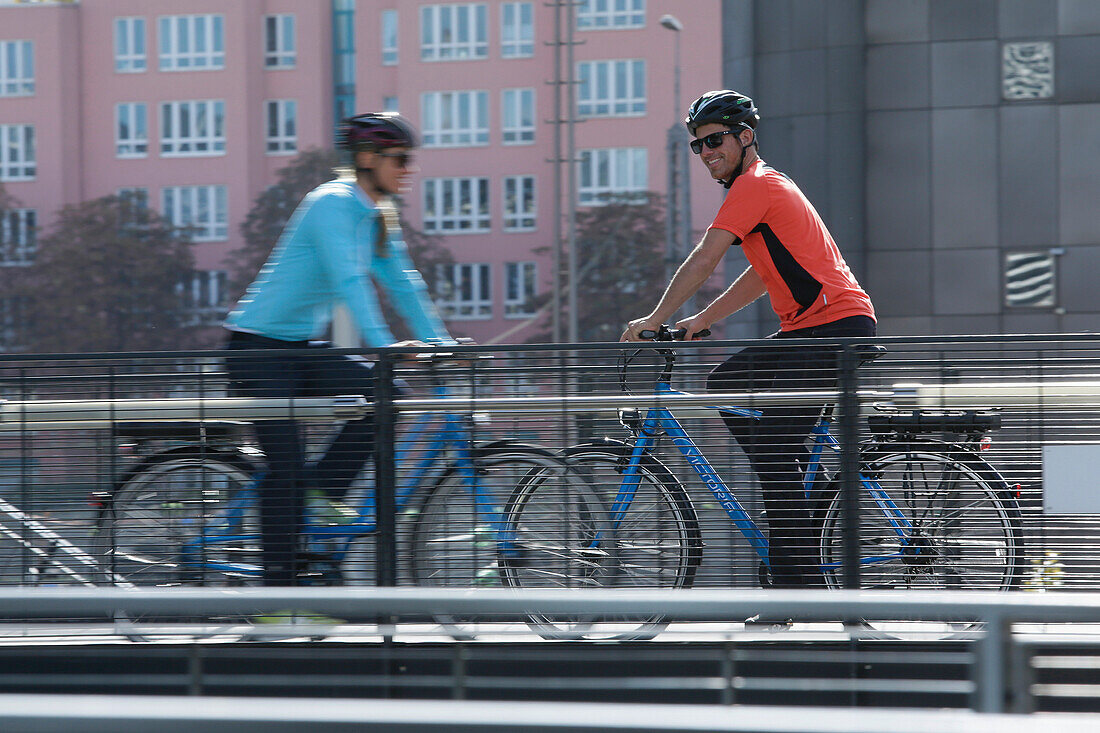 Paar fährt e-Bikes, München, Bayern Deutschland