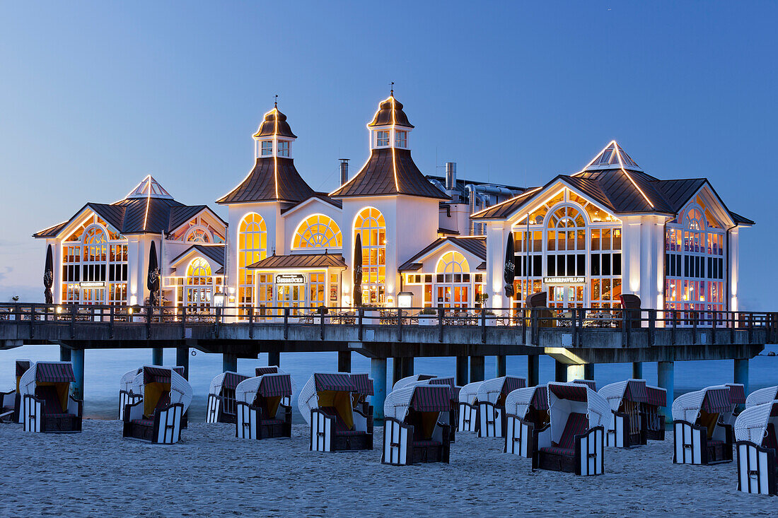 Seebrücke Sellin in der Dämmerung, Rügen, Mecklenburg-Vorpommern, Deutschland