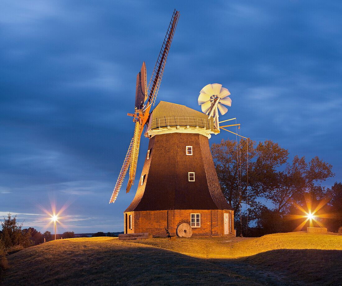 Beleuchtete Windmühle in Stove, Mecklenburg-Vorpommern, Deutschland