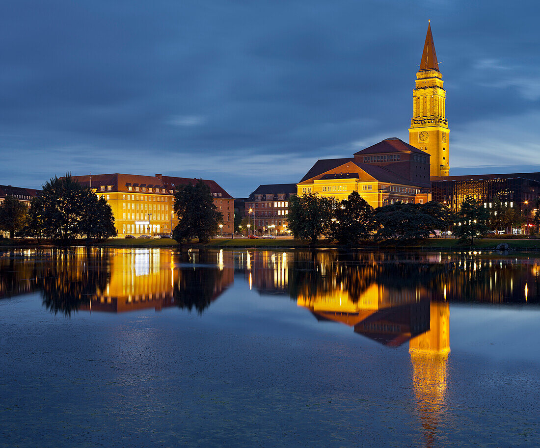 Rathaus, Opernhaus bei Nacht, Spiegelung im Wasser, Kleiner Kiel, Kiel, Schleswig-Holstein, Deutschland