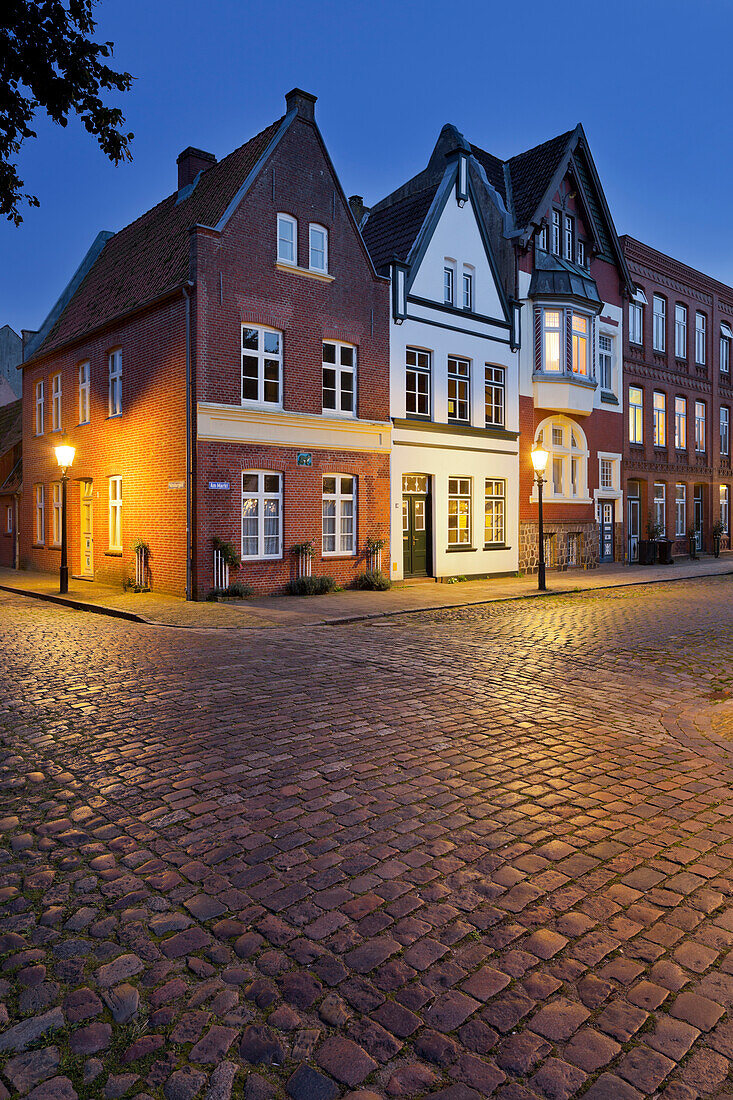 Häuser am Mittelburgwall im Abendlicht, Friedrichstadt, Schleswig-Holstein, Deutschland