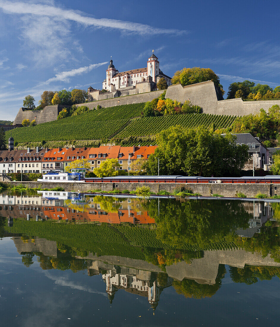 Festung Marienberg, Spiegelung im Wasser, Main, Würzburg, Bayern, Deutschland