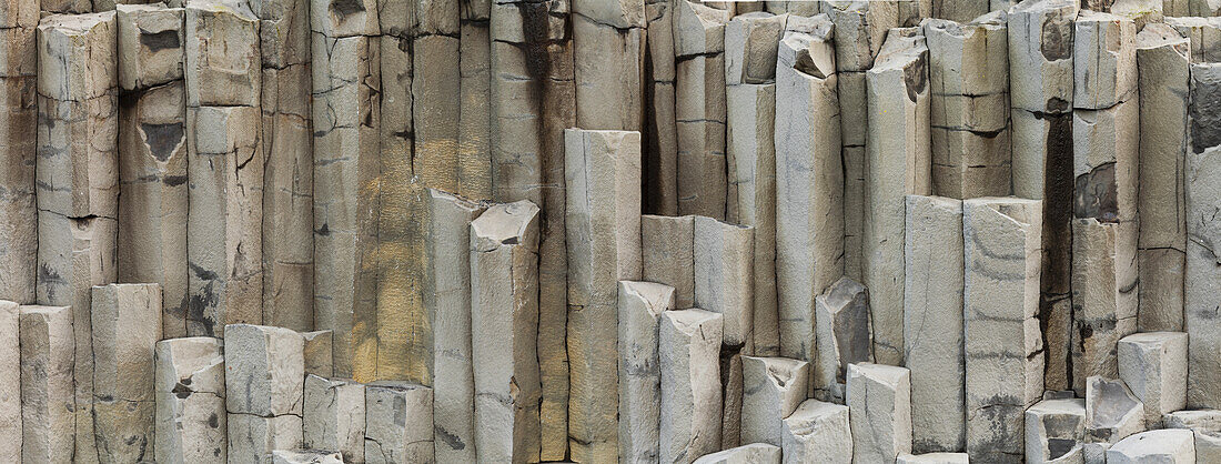 Basaltgestein am Strand Reynisfjara, Südisland, Island