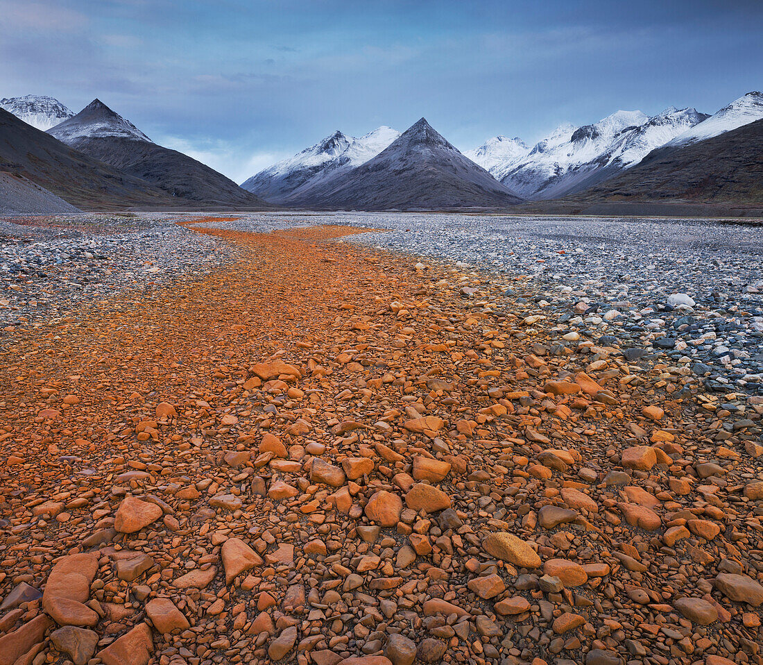Rust coloured riverbed, Fjardara, Endalausidalur, Lambatungnafjall, East Iceland, Iceland
