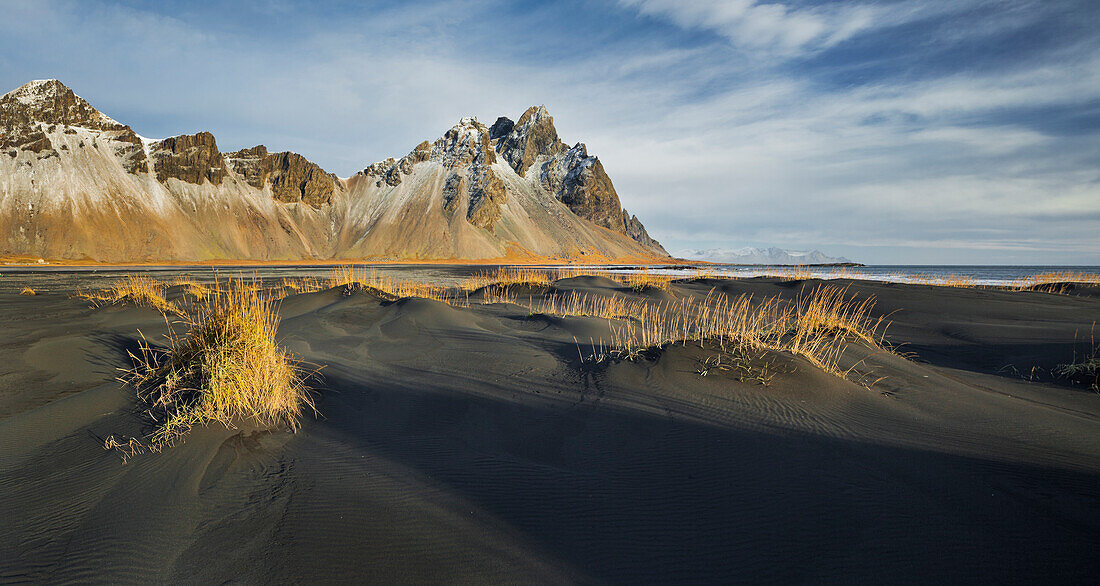 Schwarzer Sand, Kambhorn Gipfel im Hintergrund, Stokksnes, Hornsvik, Ostisland, Island