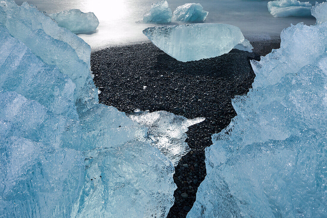 Eisberge bei der Gletscherlagune Jökulsárlon, Mondlicht, Ostisland, Island