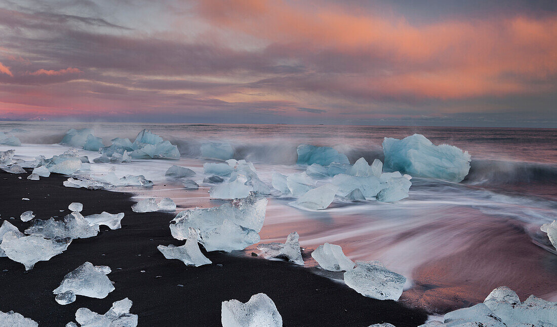 Eisbrocken am Strand bei der Gletscherlagune Jökulsárlon, Ostisland, Island