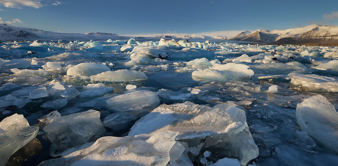 Eisberge in der Gletscherlagune Jökulsarlon, Ostsisland, Island