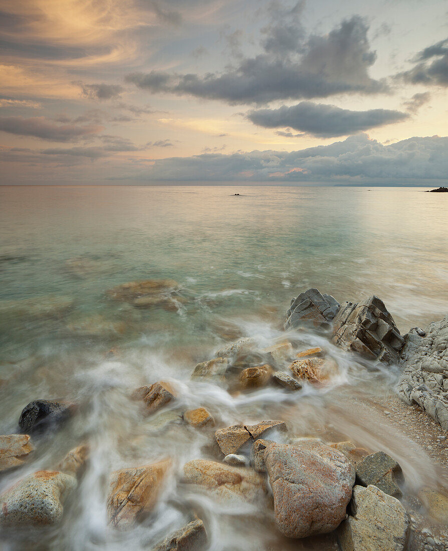 Felsen am Spiaggia Sansone am Abend, Elba, Toskana, Italien