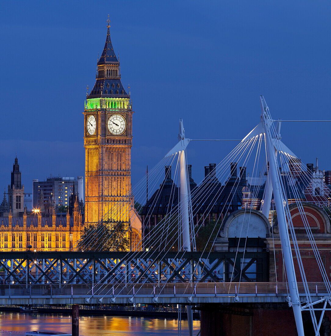 Westminster Palace und Big Ben mit Hungerford Bridge in der Nacht, Charing Cross, London, England