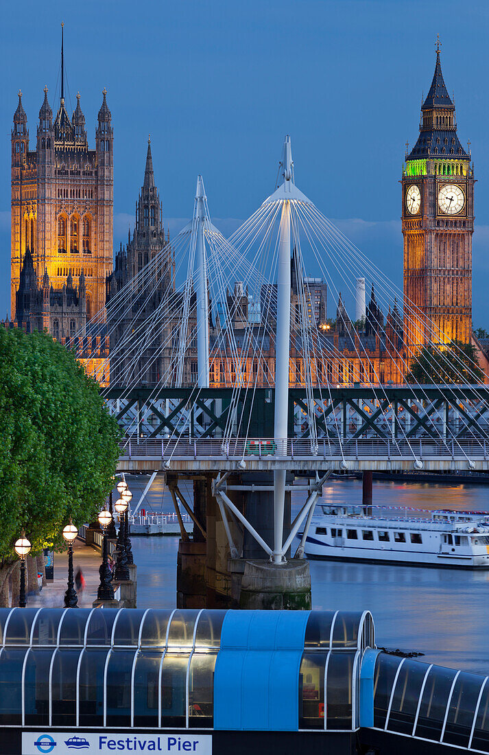 Westminster Palace mit der Hungerford Bridge und Big Ben am Abend, London, England