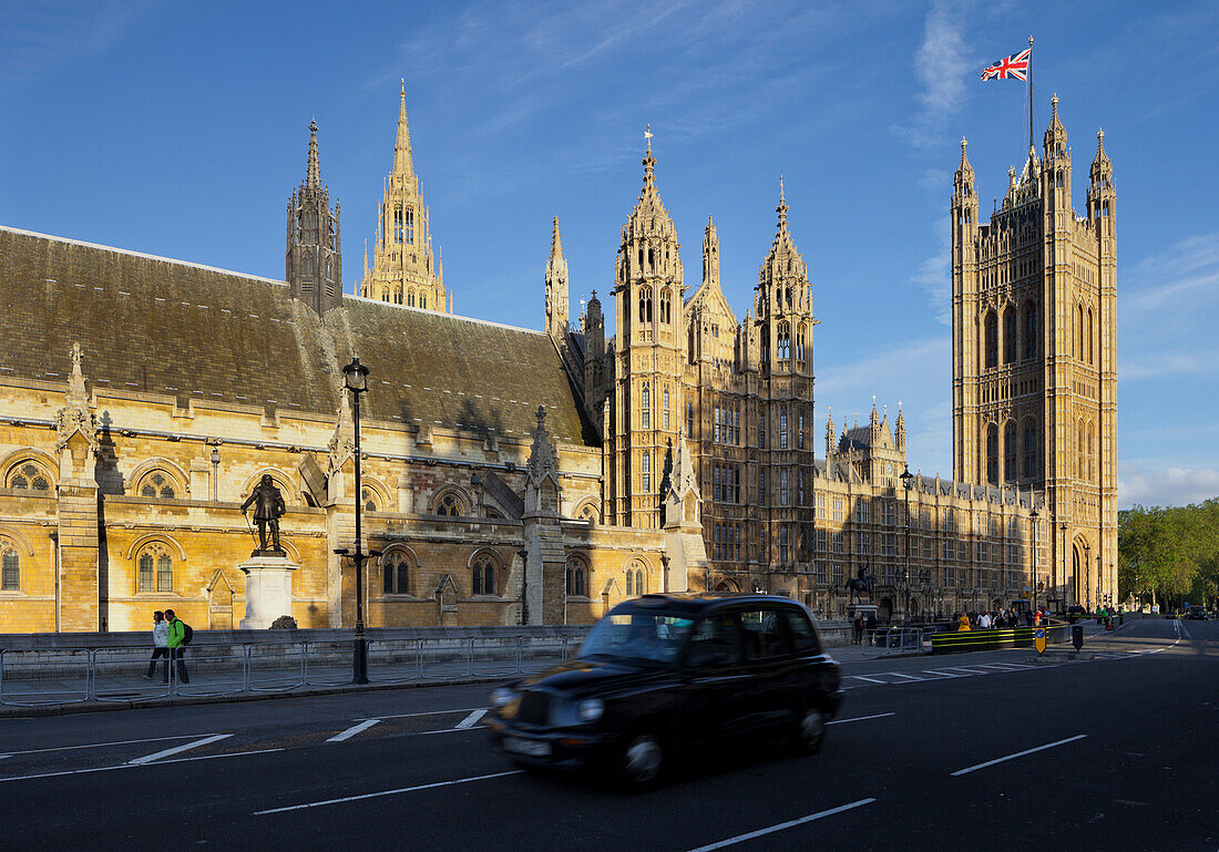 Straße mit Taxi vor dem Westminster Palace, Westminster City, London, England