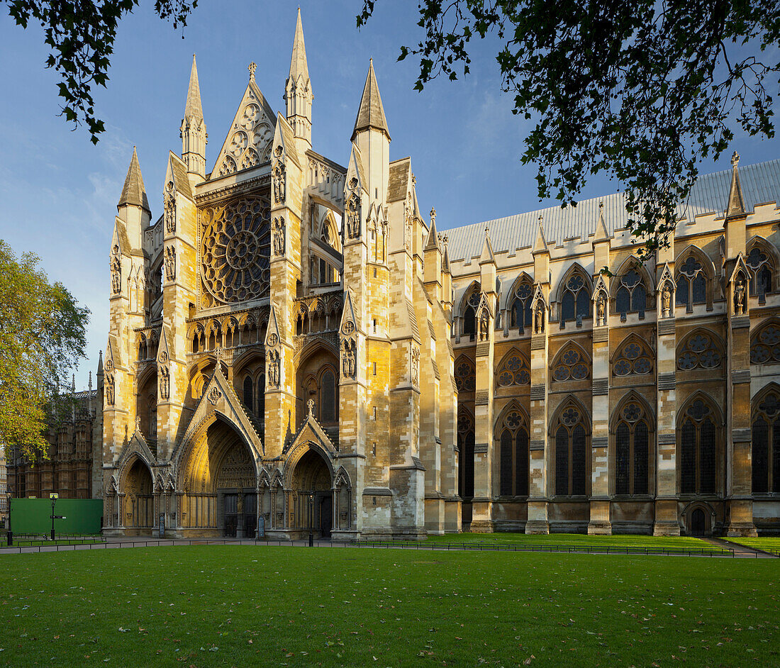 Westminster Abbey mit Rasen und Garten, Westminster City, London, England