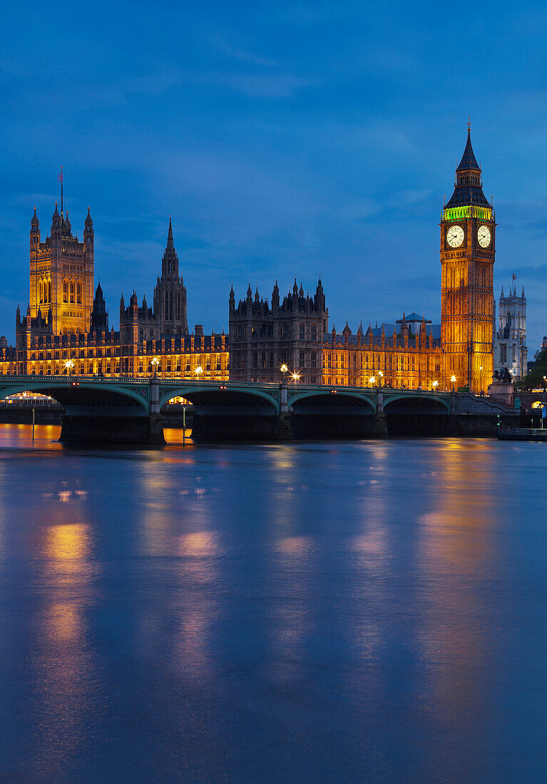 Wasseroberfläche vor der Brücke Westminster Bridge mit Westminster Palace und Big Ben am Abend, London, England