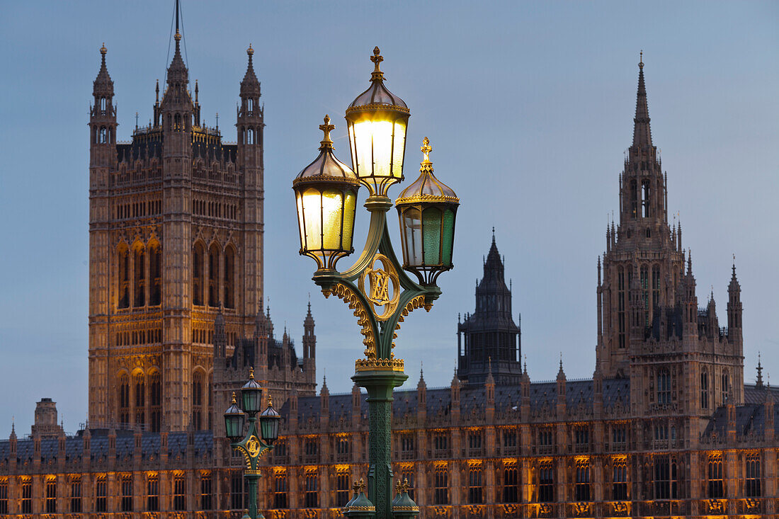Straßenalaterne vor dem Westminster Palace am Abend, London, England