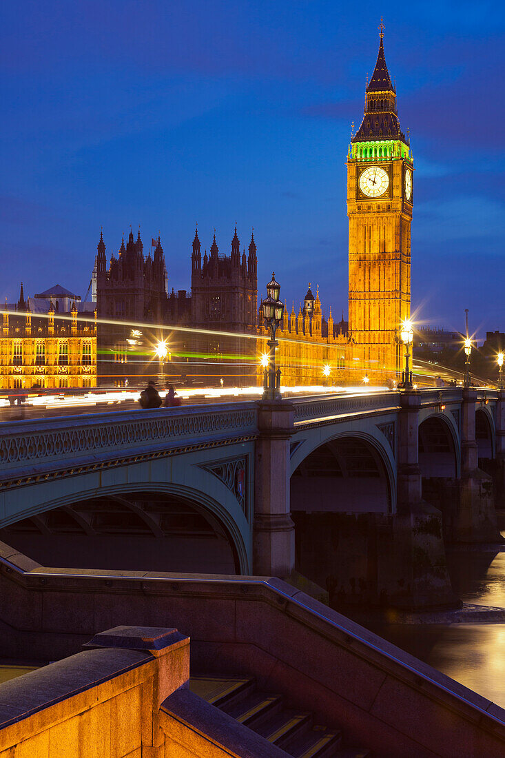 Westminster Palace und Big Ben über die Brücke Westminster Bridge gesehen, Themse, London, England