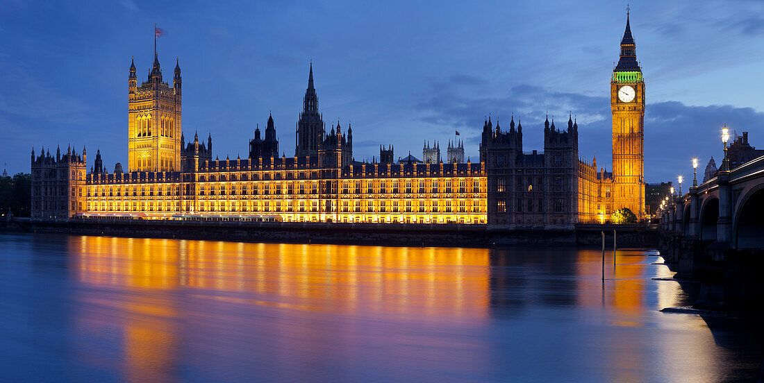 Westminster Palace und Big Ben über den Themse gesehen, London, England