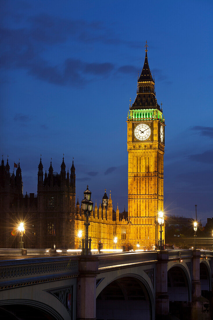 Westminster Palace mit Westminster Bridge und Big Ben am Abend, London, England