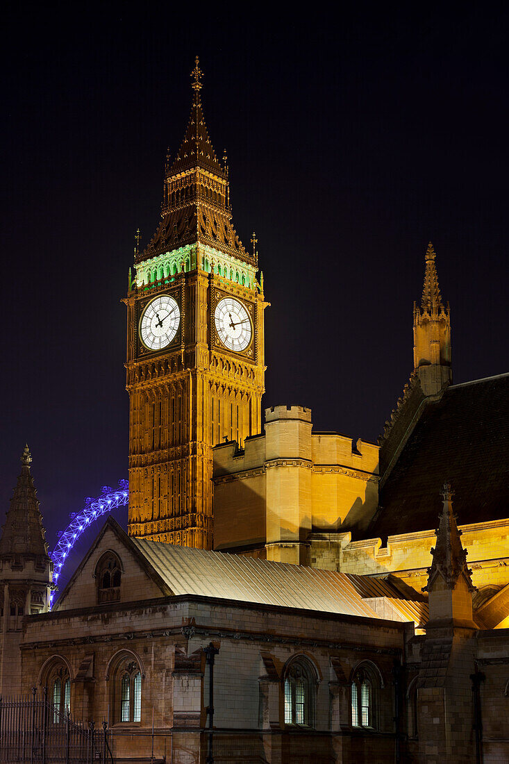 Westminster Palace und Big Ben mit London Eye im Hintergrund in der Nacht, London, England